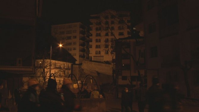 Ankara’da korku dolu anlar! İstinat duvarı çöktü, 11 daireli binanın temeli kaydı