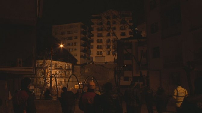 Ankara’da korku dolu anlar! İstinat duvarı çöktü, 11 daireli binanın temeli kaydı