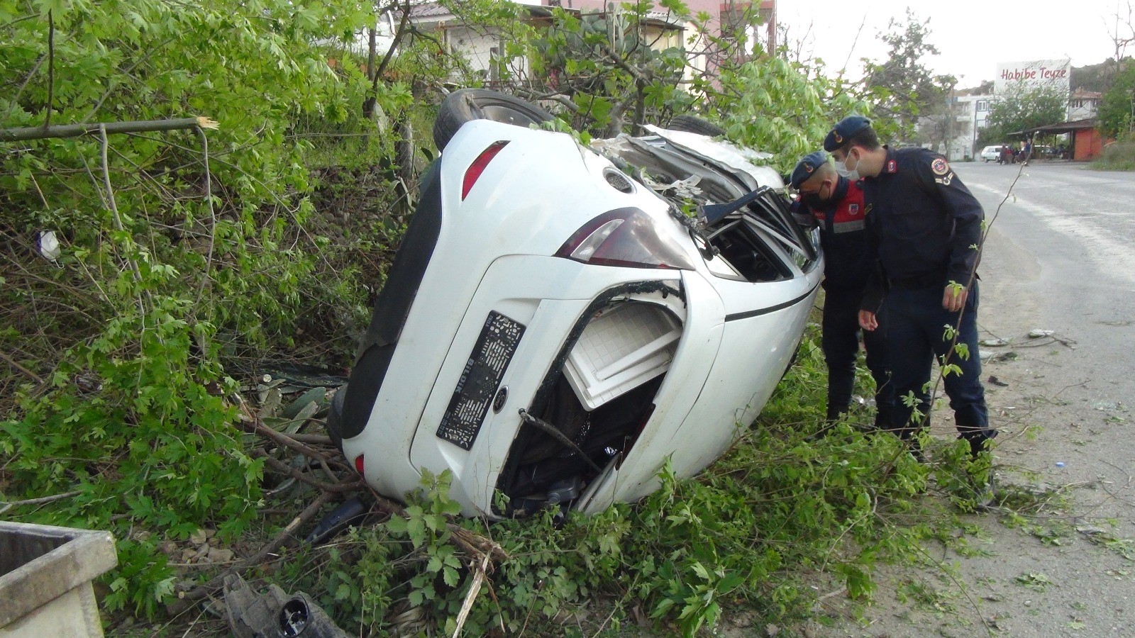 Mucize kurtuluş! Takla atıp hurdaya dönen otomobilden hafif yaralı kurtuldular