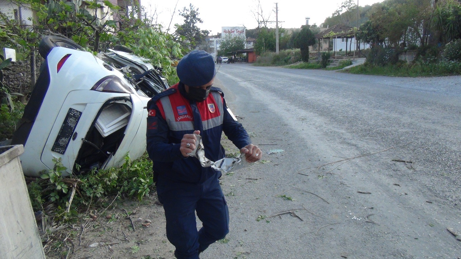 Mucize kurtuluş! Takla atıp hurdaya dönen otomobilden hafif yaralı kurtuldular