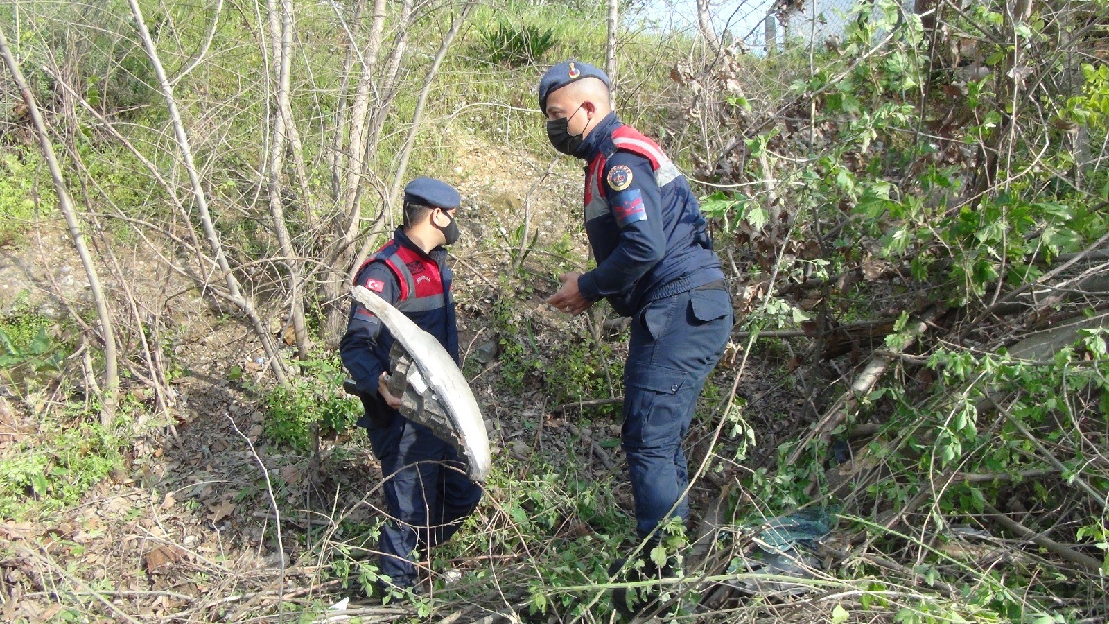 Mucize kurtuluş! Takla atıp hurdaya dönen otomobilden hafif yaralı kurtuldular