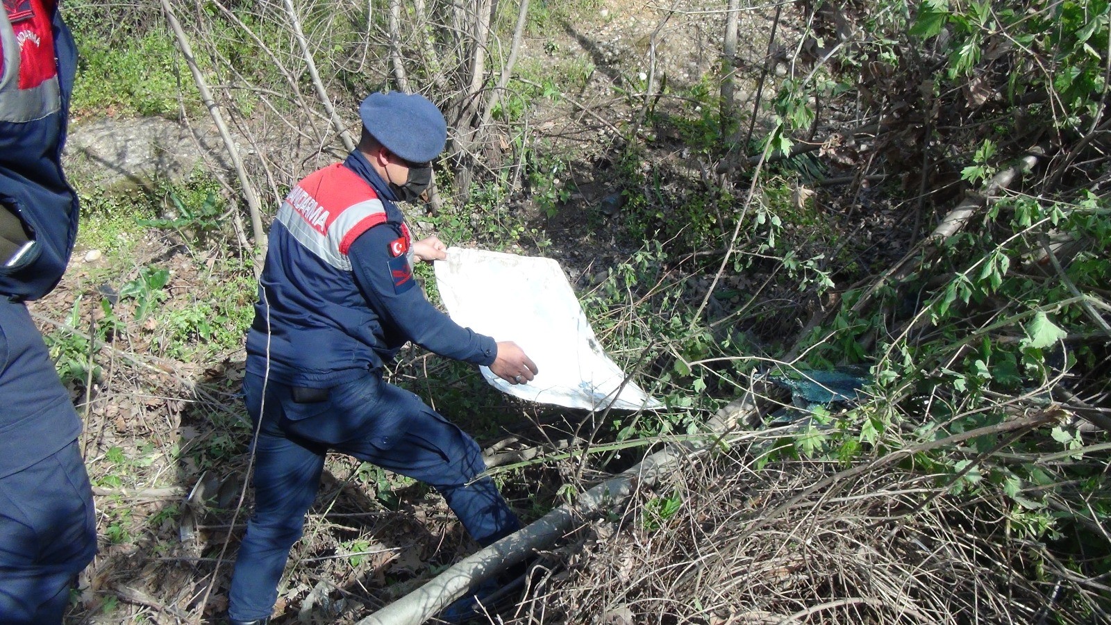 Mucize kurtuluş! Takla atıp hurdaya dönen otomobilden hafif yaralı kurtuldular
