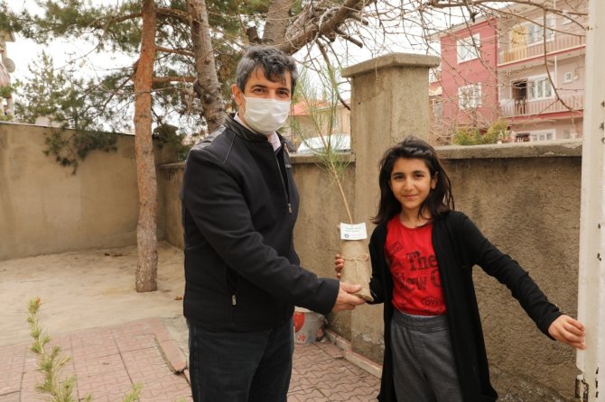 Bugünün fidanları yarınlara nefes olacak! Van'da vatandaşlara ücretsiz fidan dağıtımı