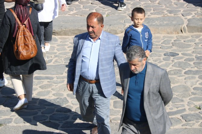 Diyarbakır'da korkutan manzara! Pandemiyi unutan vatandaşlar Tarihi On Gözlü Köprü üzerinde halay çekti