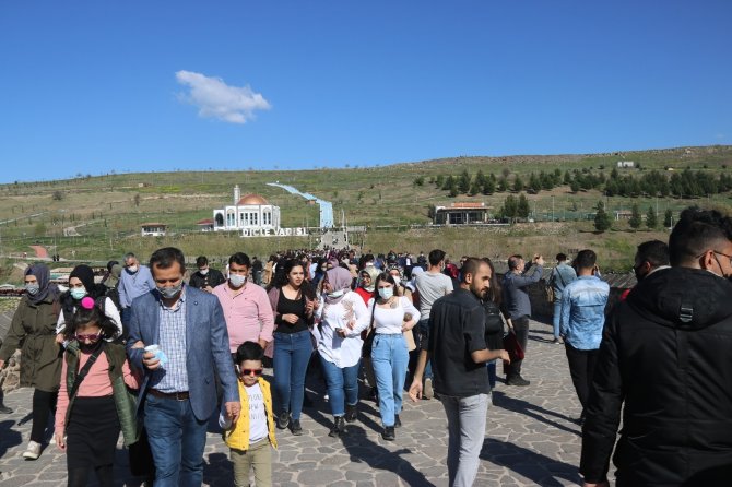 Diyarbakır'da korkutan manzara! Pandemiyi unutan vatandaşlar Tarihi On Gözlü Köprü üzerinde halay çekti