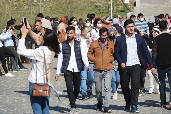Diyarbakır'da korkutan manzara! Pandemiyi unutan vatandaşlar Tarihi On Gözlü Köprü üzerinde halay çekti