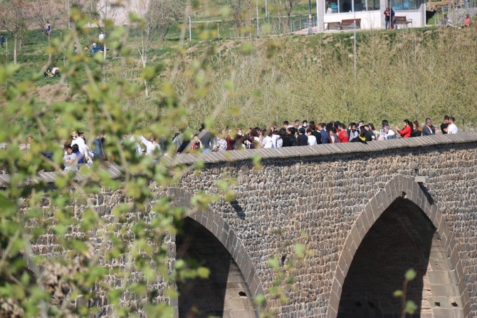 Diyarbakır'da korkutan manzara! Pandemiyi unutan vatandaşlar Tarihi On Gözlü Köprü üzerinde halay çekti