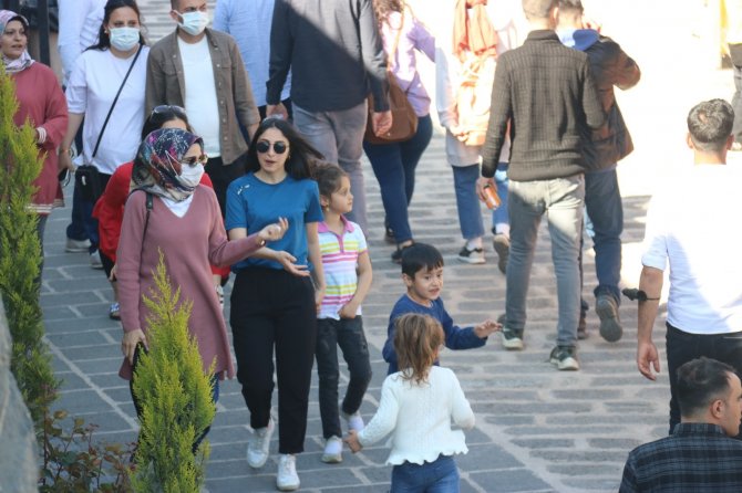 Diyarbakır'da korkutan manzara! Pandemiyi unutan vatandaşlar Tarihi On Gözlü Köprü üzerinde halay çekti