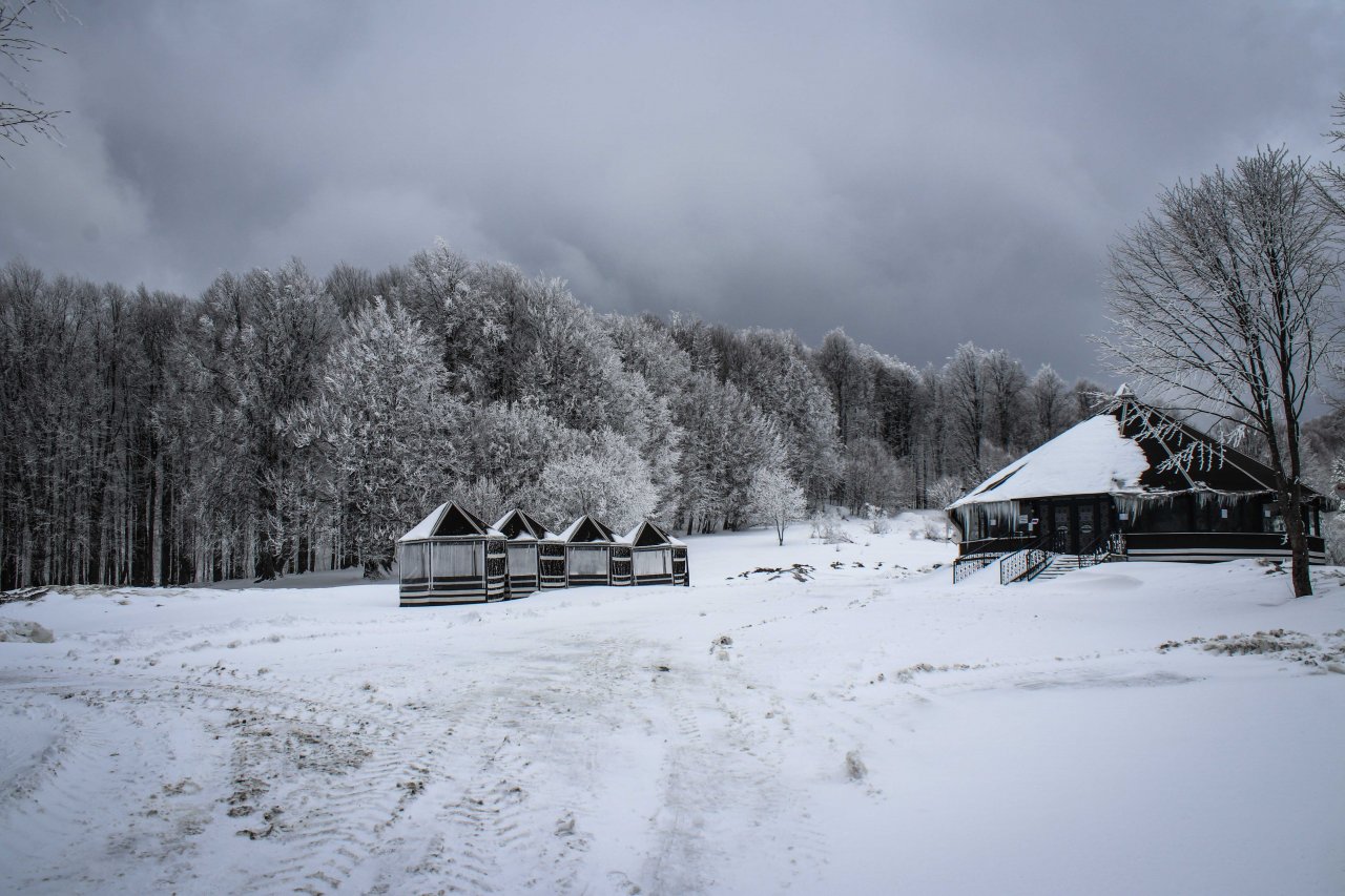Domaniç Dağları Nisan karıyla beyaza büründü, Kartpostallık görüntüler oluştu