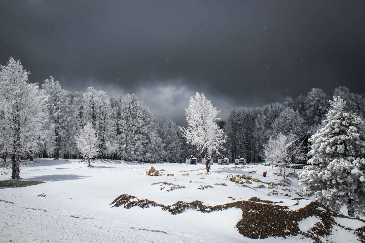 Domaniç Dağları Nisan karıyla beyaza büründü, Kartpostallık görüntüler oluştu
