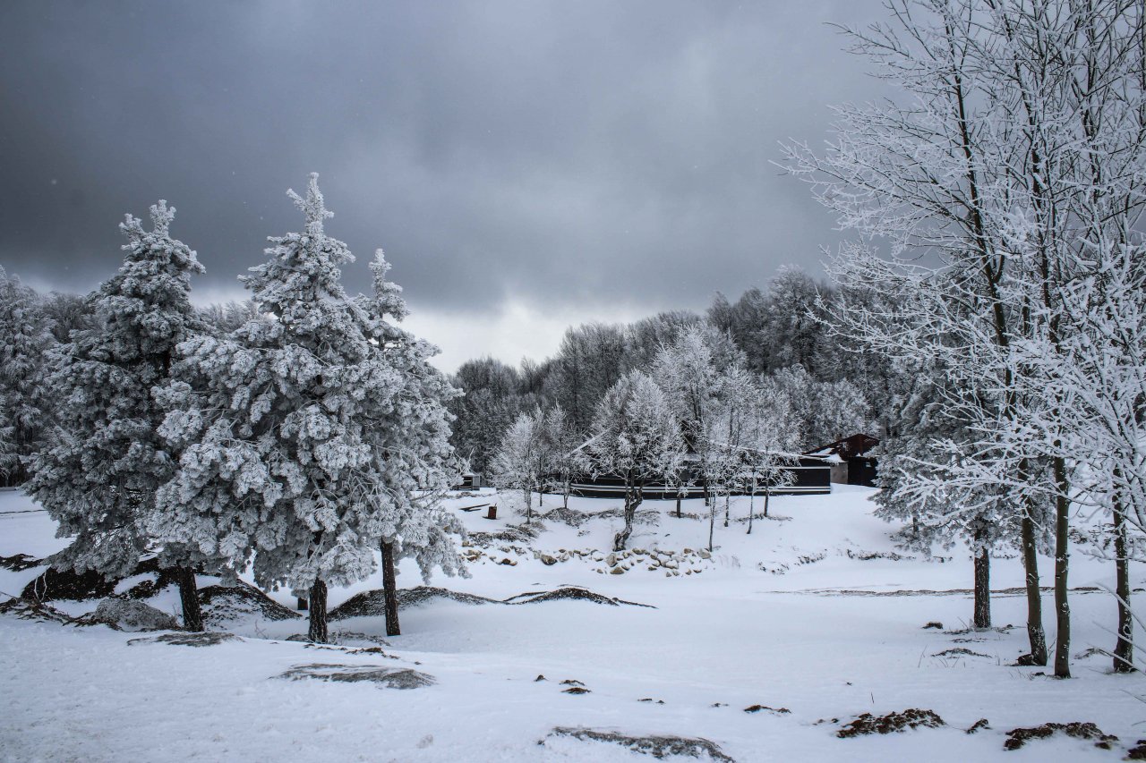 Domaniç Dağları Nisan karıyla beyaza büründü, Kartpostallık görüntüler oluştu