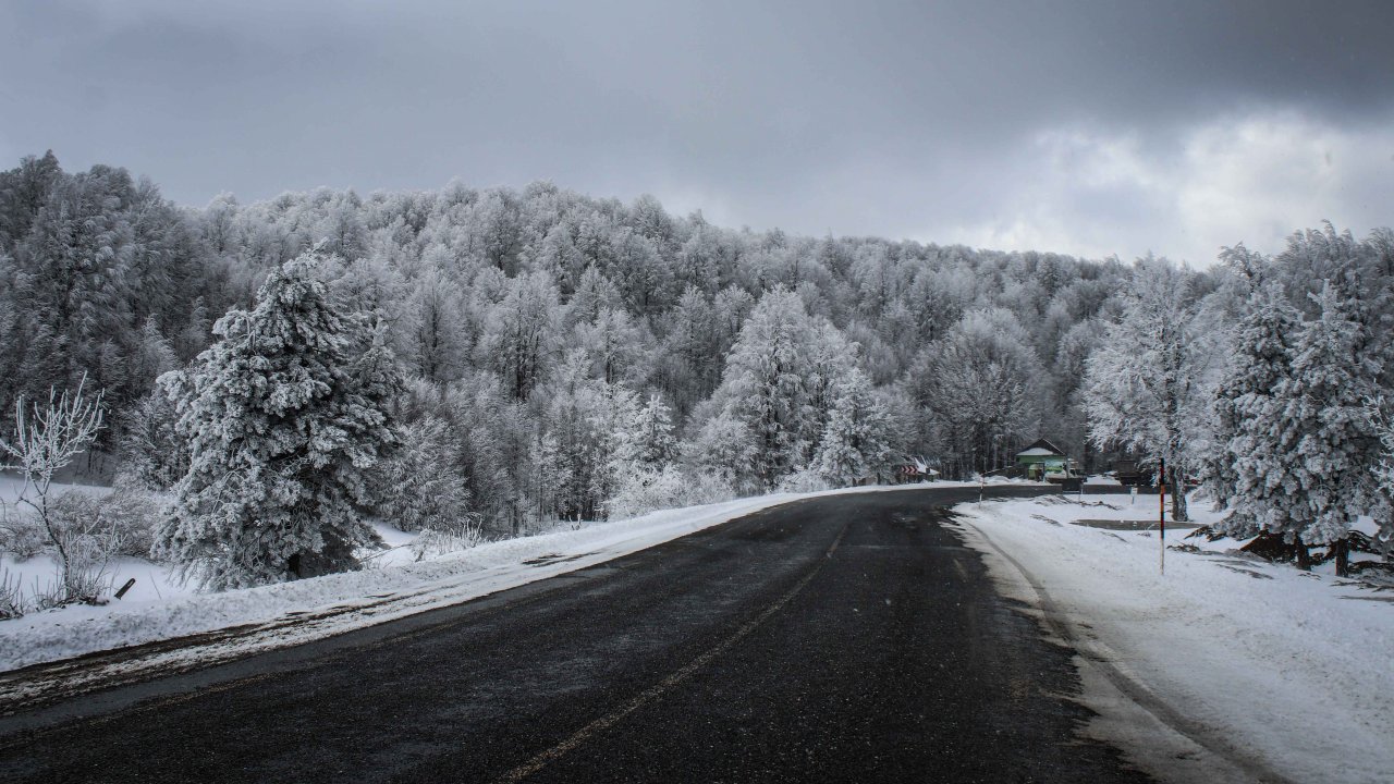Domaniç Dağları Nisan karıyla beyaza büründü, Kartpostallık görüntüler oluştu