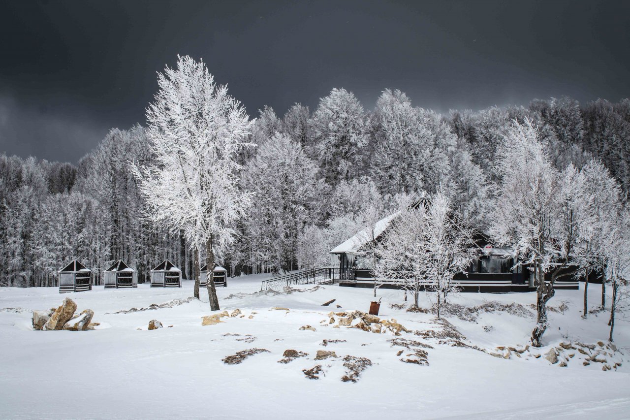 Domaniç Dağları Nisan karıyla beyaza büründü, Kartpostallık görüntüler oluştu
