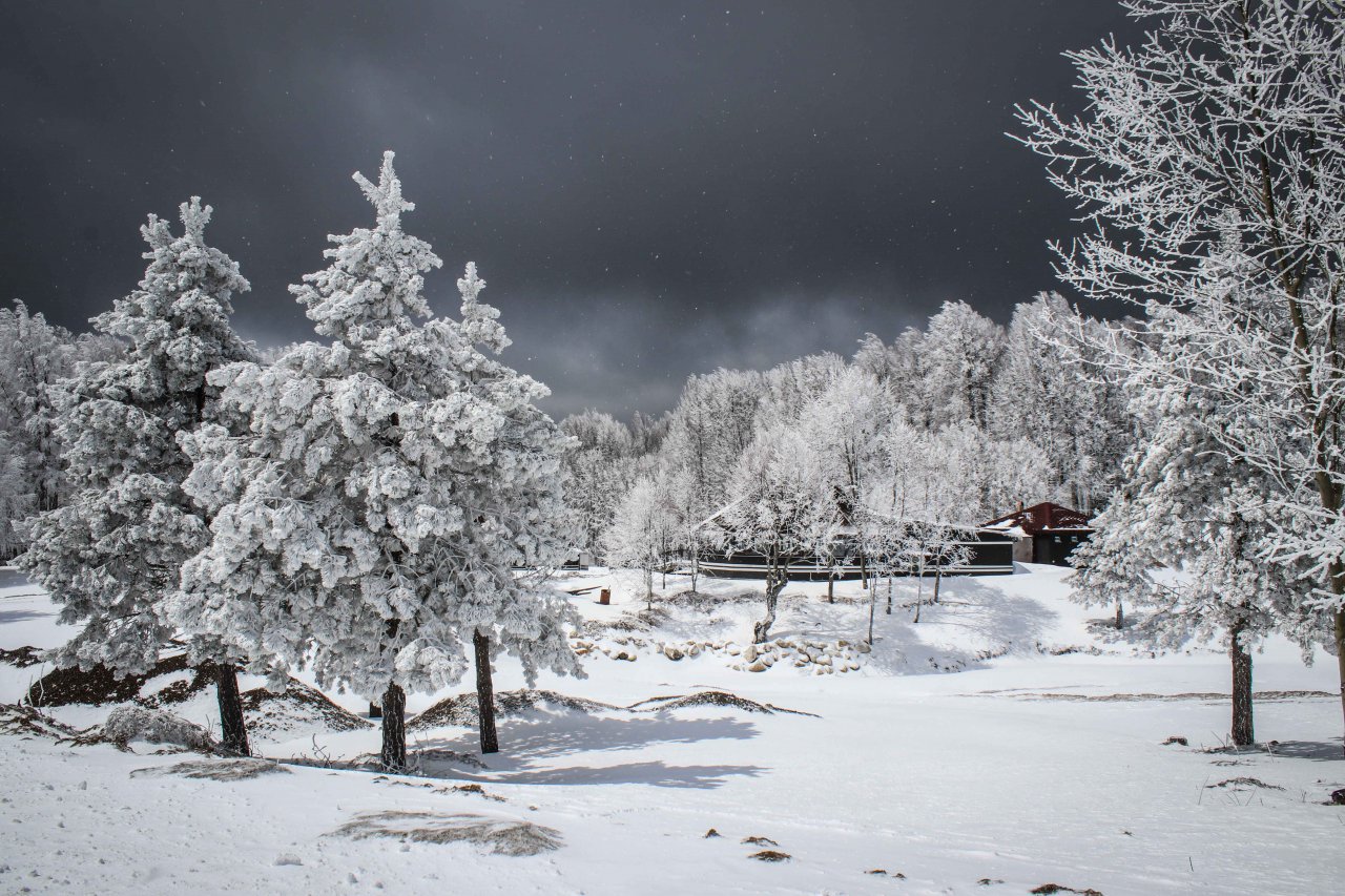 Domaniç Dağları Nisan karıyla beyaza büründü, Kartpostallık görüntüler oluştu