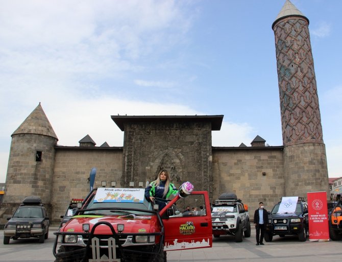 Erzurum'da kadın yarış pilotu nefes kesti, Tarihi Yakutiye Medresesi önünde inanılmaz gösteri