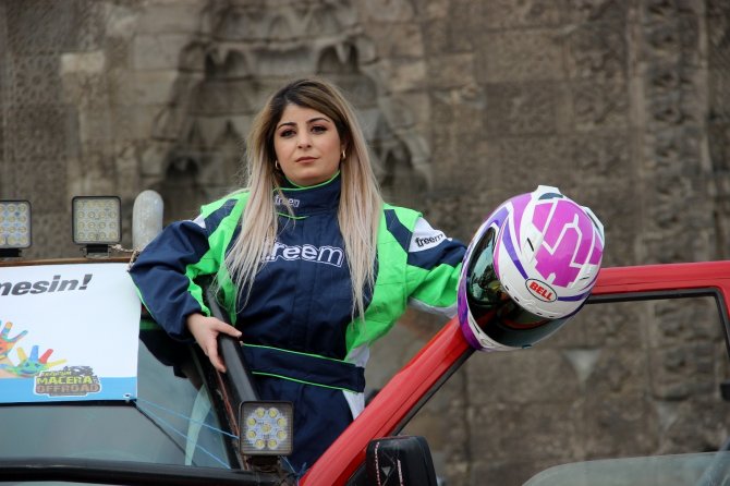 Erzurum'da kadın yarış pilotu nefes kesti, Tarihi Yakutiye Medresesi önünde inanılmaz gösteri