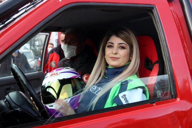 Erzurum'da kadın yarış pilotu nefes kesti, Tarihi Yakutiye Medresesi önünde inanılmaz gösteri