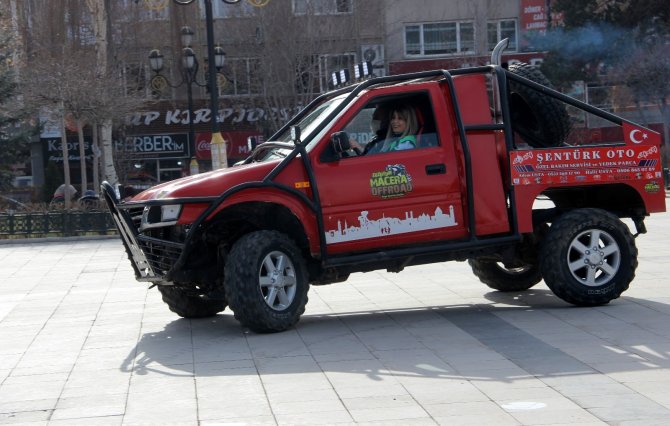 Erzurum'da kadın yarış pilotu nefes kesti, Tarihi Yakutiye Medresesi önünde inanılmaz gösteri