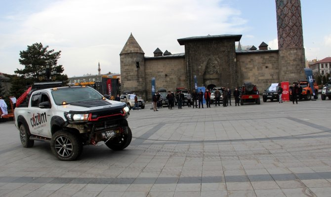 Erzurum'da kadın yarış pilotu nefes kesti, Tarihi Yakutiye Medresesi önünde inanılmaz gösteri