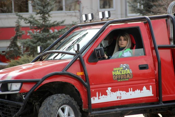 Erzurum'da kadın yarış pilotu nefes kesti, Tarihi Yakutiye Medresesi önünde inanılmaz gösteri