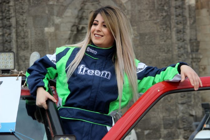 Erzurum'da kadın yarış pilotu nefes kesti, Tarihi Yakutiye Medresesi önünde inanılmaz gösteri