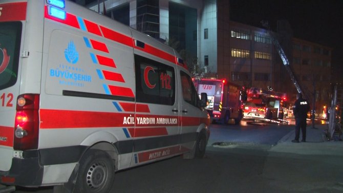 Esenyurt’ta tekstil fabrikasının çatısında yangın yürekleri ağıza getirdi