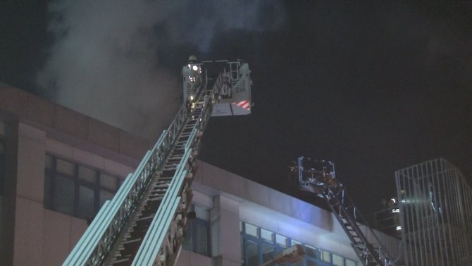 Esenyurt’ta tekstil fabrikasının çatısında yangın yürekleri ağıza getirdi