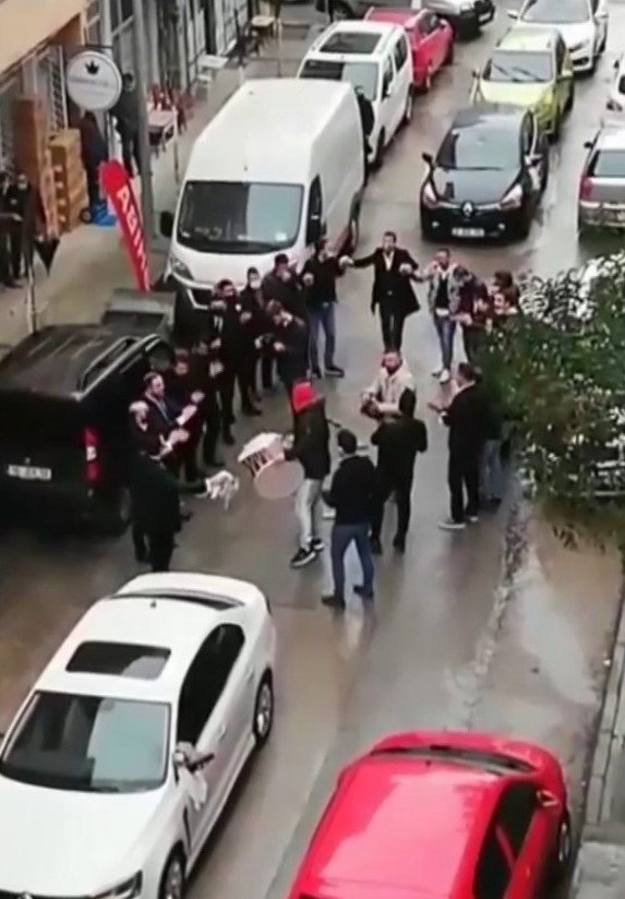 Görüntüler şaşkına çevirdi! Maskeyi çıkarıp halay çektiler!