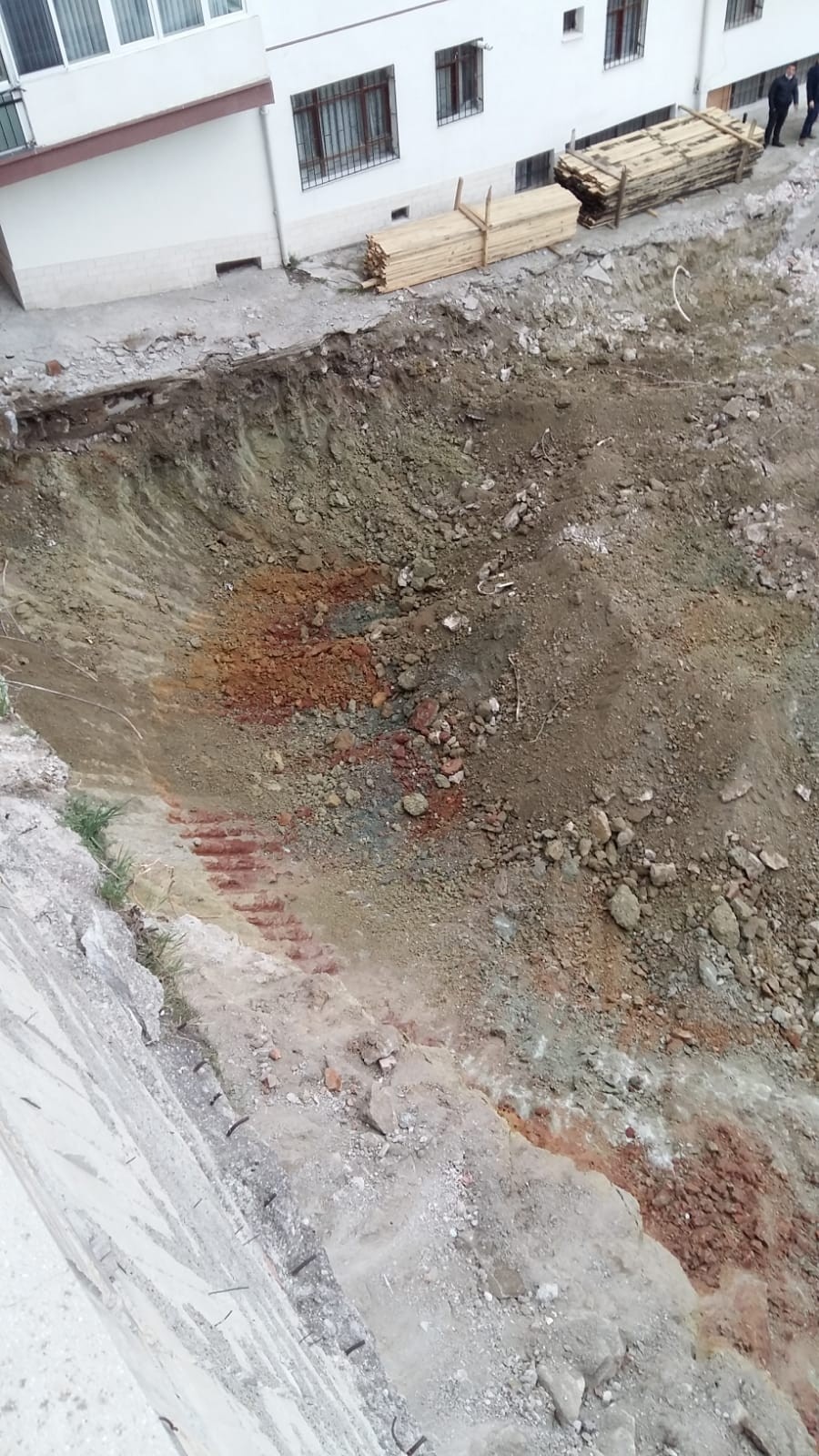 Ankara’da korku dolu anlar! İstinat duvarı çöktü, 21 bina boşaltıldı