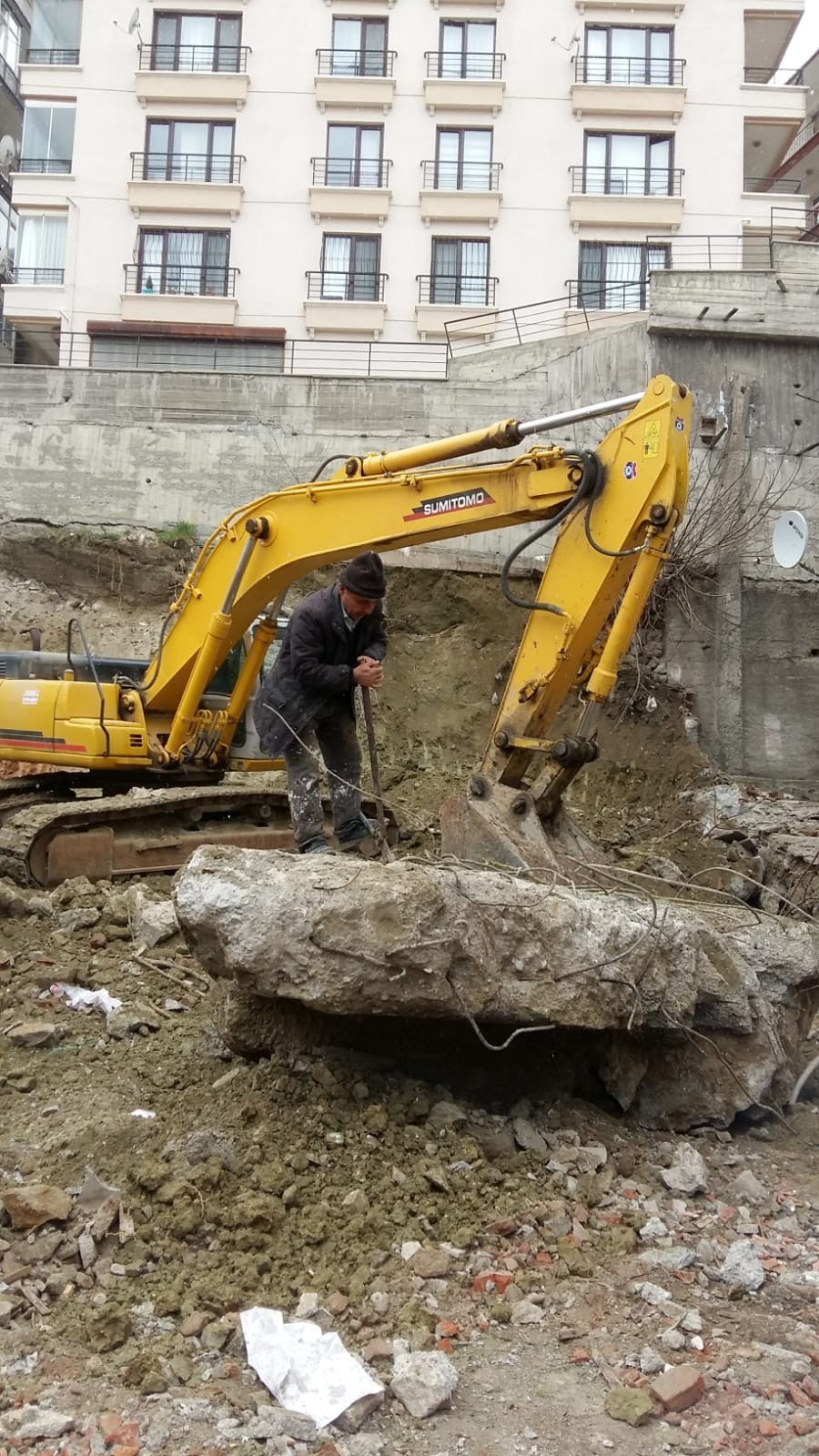 Ankara’da korku dolu anlar! İstinat duvarı çöktü, 21 bina boşaltıldı