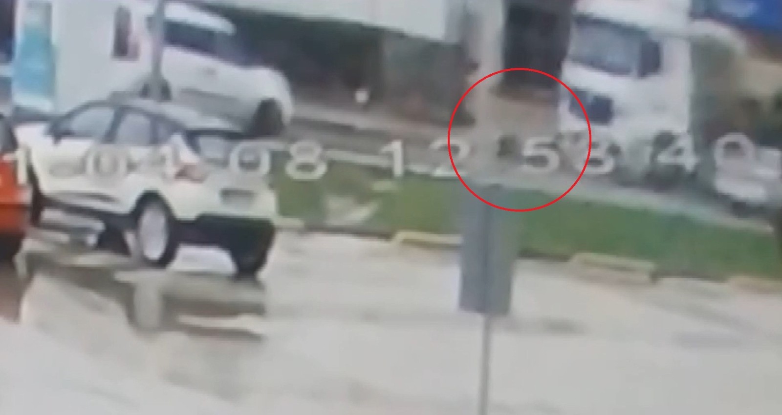 16 yaşındaki kurye tırın altında kalarak can verdi O anlar kameraya yansıdı