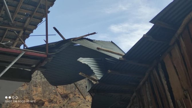 İspir’de korkutan fırtına! Evlerin çatılarını uçurdu