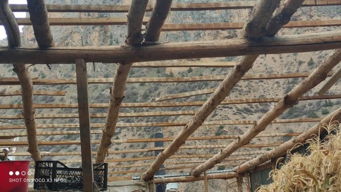 İspir’de korkutan fırtına! Evlerin çatılarını uçurdu