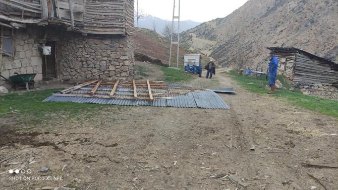 İspir’de korkutan fırtına! Evlerin çatılarını uçurdu
