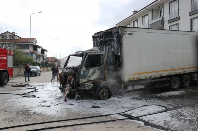 Kimse ne olduğunu anlayamadı! Markete mal sevkiyatı yapıyordu, yanarak küle döndü