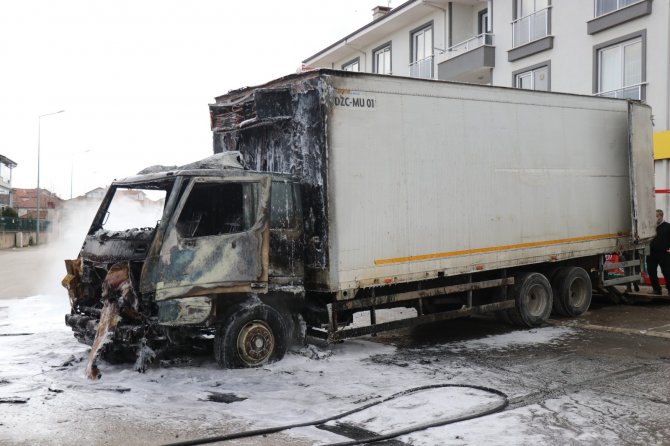 Kimse ne olduğunu anlayamadı! Markete mal sevkiyatı yapıyordu, yanarak küle döndü