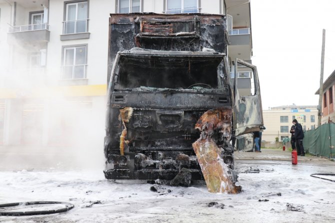 Kimse ne olduğunu anlayamadı! Markete mal sevkiyatı yapıyordu, yanarak küle döndü