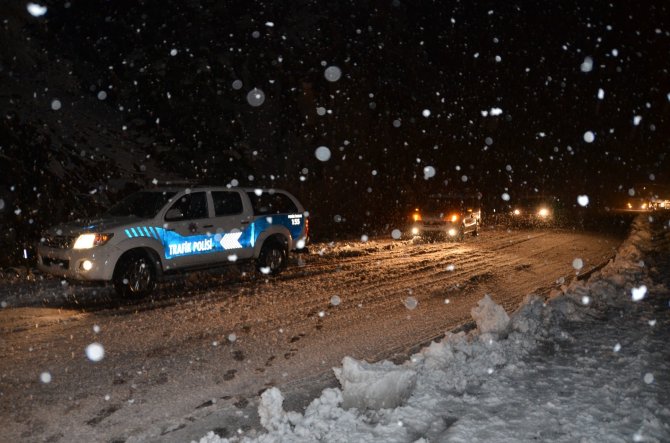 Nisan ayında Antalya- Konya karayolunda kar yağışı etkili oluyor