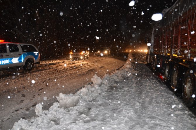 Nisan ayında Antalya- Konya karayolunda kar yağışı etkili oluyor