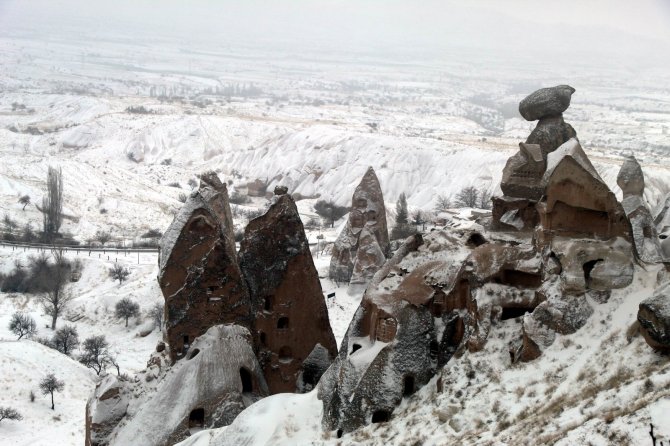 Nisan ayında kar yağan peri bacalarından büyüleyen manzara