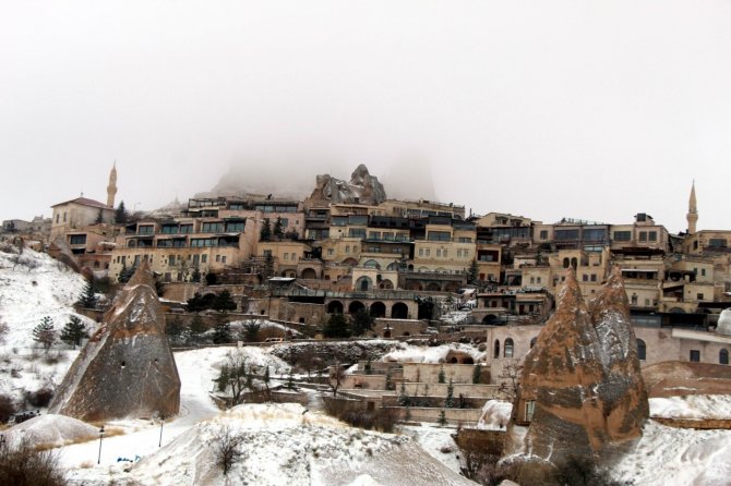 Nisan ayında kar yağan peri bacalarından büyüleyen manzara