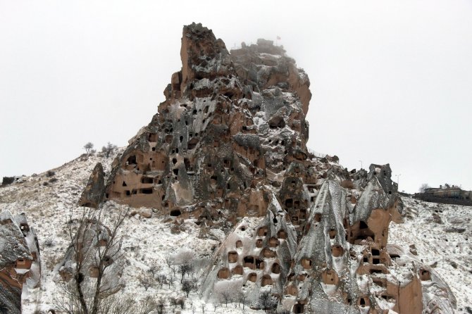 Nisan ayında kar yağan peri bacalarından büyüleyen manzara