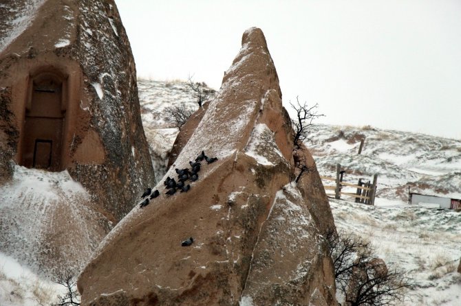 Nisan ayında kar yağan peri bacalarından büyüleyen manzara