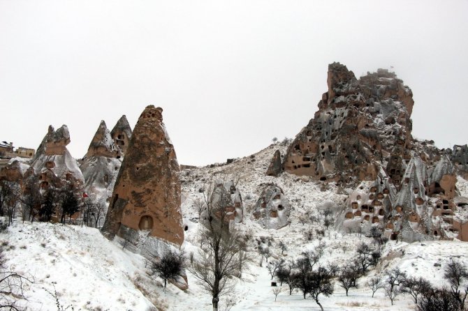 Nisan ayında kar yağan peri bacalarından büyüleyen manzara