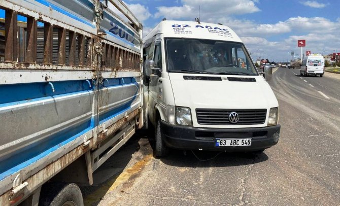 Şanlıurfa'daki kaza ucuz atlatıldı! Kamyonet ile minibüs çarpıştı, 2 kişi yaralandı
