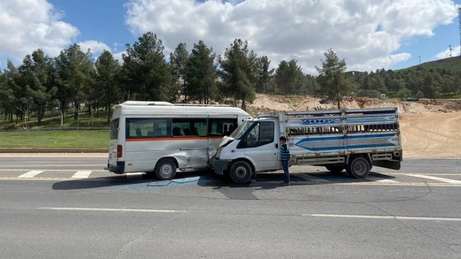 Şanlıurfa'daki kaza ucuz atlatıldı! Kamyonet ile minibüs çarpıştı, 2 kişi yaralandı
