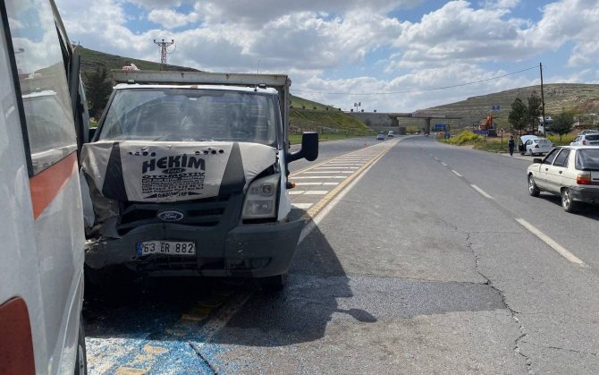Şanlıurfa'daki kaza ucuz atlatıldı! Kamyonet ile minibüs çarpıştı, 2 kişi yaralandı