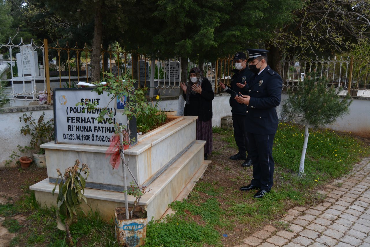 Şehit annesinin bir yıllık hasreti son buldu! Oğlunun mezarına polislerin yardımıyla gitti