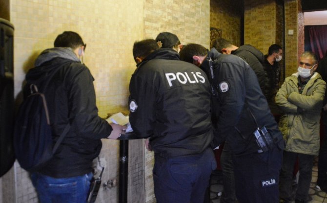 Sokağa çıkma yasağında doğum günü partisinin bedeli ağır oldu: 17 kişiye toplamda 58 bin 973 lira ceza kesildi
