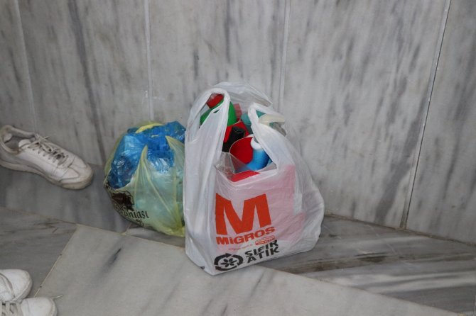 Apartman görevlisinden örnek hareket: Doğa kirlenmesin diye 7 yıldır çöpleri ayırarak topluyor